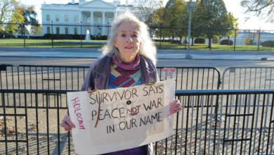 Photo of ناجية من الهولوكوست تشارك في مظاهرة داعمة لغزة بجامعة أميركية