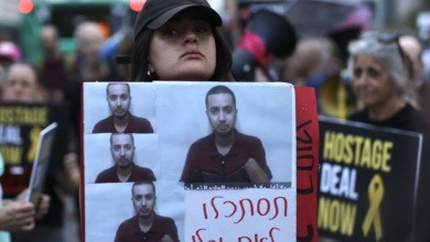 Photo of عائلات الأسرى تتظاهر أمام منزل غانتس ونتنياهو متهم بعرقلة صفقة التبادل