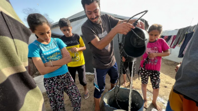 Photo of نازحو غزة يحفرون الأرض بأيديهم بحثا عن الماء