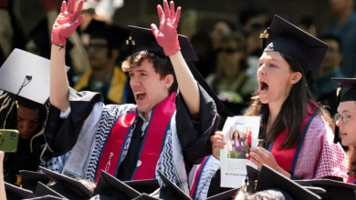 Photo of طلبة ينسحبون من حفل تخرجهم بجامعة ييل الأميركية دعما للفلسطينيين