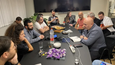 Photo of معاريف: كريم خان ذرف الدموع على المحتجزين الإسرائيليين