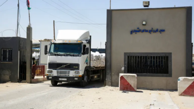 Photo of شاحنات مساعدات تدخل معبر كرم أبو سالم لأول مرة منذ بدء عملية رفح