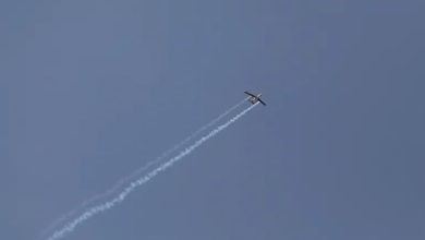 Photo of انفجاران قرب سفينة بالبحر الأحمر والجيش الأميركي يدمر مسيرة للحوثيين