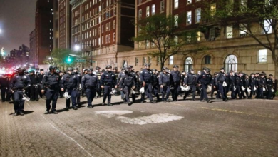 Photo of قوة شرطية بالمئات تقتحم حرم جامعة كولومبيا لتفكيك المخيمات التضامنية مع فلسطين (صور)