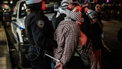 Photo of بالرصاص المطاطي وقنابل الغاز.. الشرطة الأمريكية تفض اعتصاما مؤيدا لفلسطين في جامعة جنوب فلوريدا- (فيديوهات)