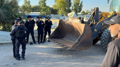 Photo of النقب: جرافات إسرائيلية بحماية الشرطة تهدم 47 منزلًا لعائلة أبو عصا