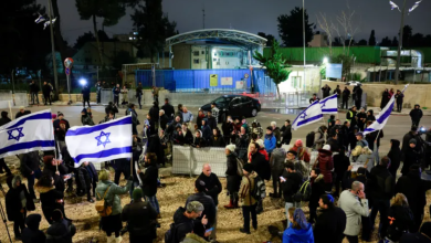 Photo of الأونروا تغلق مقرها بالقدس بعد إضرام متطرفين إسرائيليين النار بمحيطه (فيديو)