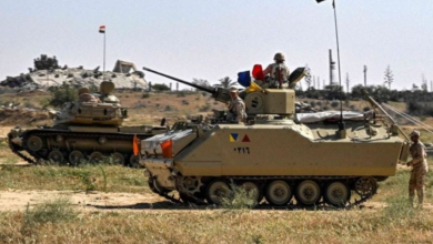 Photo of الجيش المصري يدفع بتعزيزات جديدة نحو الحدود مع قطاع غزة