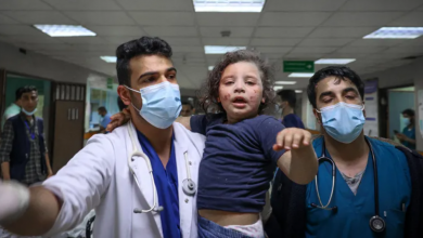 Photo of طبيب أميركي بغزة: أغلب الإصابات لأطفال وإغلاق المعابر يفاقمها