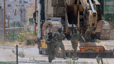Photo of الضفة الغربية: حملة دهم واعتقال وقوات إسرائيلية تحاصر منزل مقاوم وتحتجز أقاربه