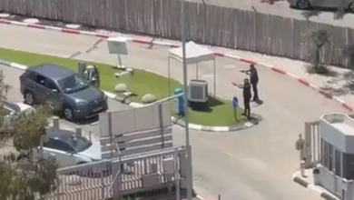 Photo of جندي احتياط إسرائيلي يلقي قنبلة على مبنى لوزارة الدفاع