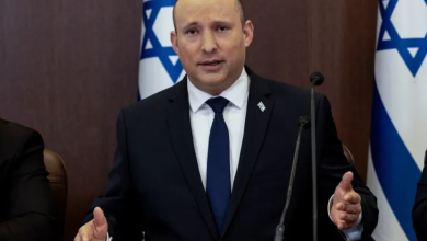 Photo of رئيس الوزراء الإسرائيلي السابق لمواطنيه: لا تغادروا البلاد