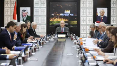 Photo of إسرائيل توسع الاستيطان بالضفة وتعاقب السلطة الفلسطينية