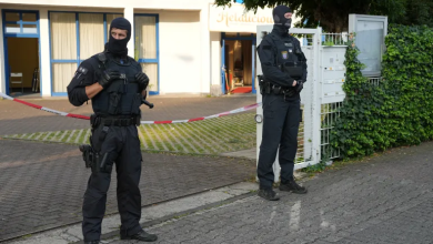 Photo of ألمانيا تحظر مركزا إسلاميا والشرطة تداهم المسجد الأزرق بهامبورغ