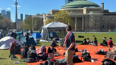 Photo of محكمة كندية تأذن للشرطة بتفريق مخيم مؤيد للفلسطينيين بجامعة تورنتو