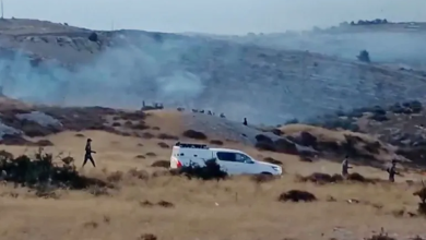 Photo of مستوطنون يشتبكون مع قوات الاحتلال بسبب إخلاء بؤرة استيطانية بالضفة
