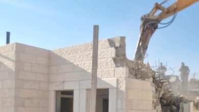 Photo of اللد: السلطات الإسرائيلية تهدم منزلا لعائلة عربية في حي “المحطة”