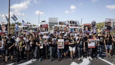 Photo of مسؤول إسرائيلي يكشف بنودا من رد حماس ومتظاهرون يغلقون طرقا في تل أبيب