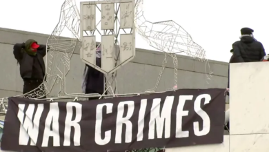 Photo of متظاهرون داعمون لغزة يعتلون سطح البرلمان الأسترالي