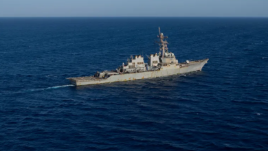 Photo of واشنطن تدمر طائرتين وزورقا حوثيا وتطالب الجماعة بإطلاق سراح المعتقلين