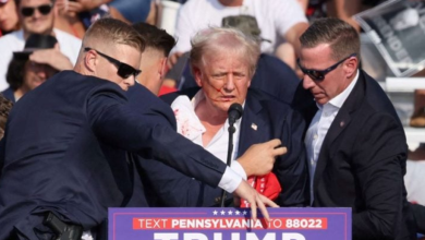 Photo of شاهد: إصابة ترامب في إطلاق نار أثناء إلقائه كلمة بتجمع انتخابي