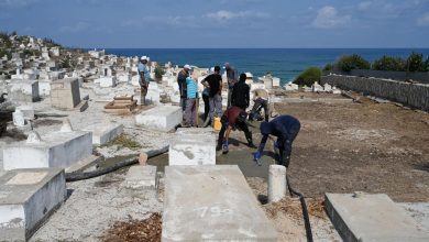 Photo of تضم قبورًا منذ مئات السنين… “أوقافنا” لرعاية المقدسات والهيئة الإسلامية تنظمان يوم عمل تطوعي في مقبرة “الكازاخانة” بيافا (شاهد)