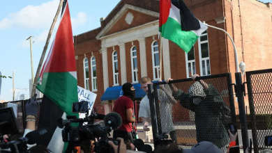 Photo of متظاهرون يخترقون الحاجز الأمني لموقع مؤتمر الحزب الديمقراطي في شيكاغو