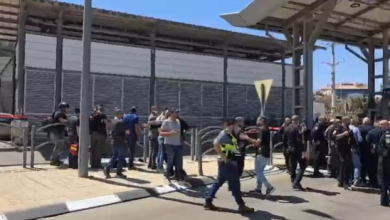 Photo of إصابة شرطيّة بعملية طعن عند حاجز الأنفاق جنوب القدس وارتقاء المنفّذ