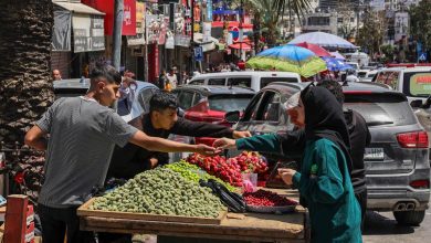 Photo of المقاطعة الشعبية تتلف المنتجات الإسرائيلية في الأسواق الفلسطينية