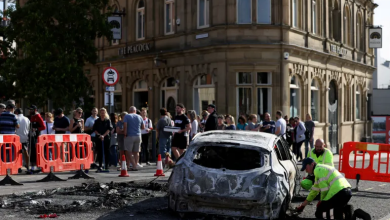 Photo of لاجئون ببريطانيا: هذه معاناتنا داخل فنادق يستهدفها أقصى اليمين