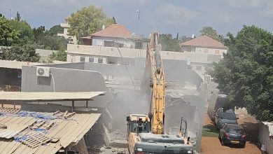 Photo of السلطات الإسرائيلية تهدم منزلا لمواطن عربي في اللد (شاهد)