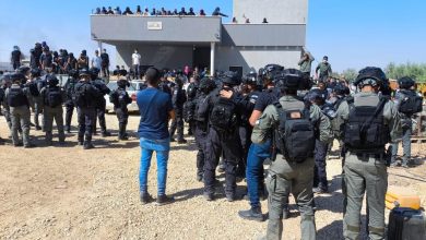 Photo of أجواء متوترة في بلدة “أم بطين” في النقب.. الأهالي يعتصمون داخل منزل تصديا لهدمه من قبل السلطات الإسرائيلية  (شاهد)