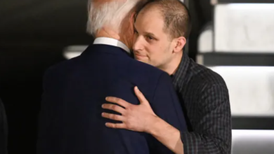 Photo of بايدن وهاريس يستقبلان سجناء مفرجًا عنهم في أكبر صفقة تبادل مع روسيا