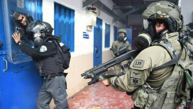 Photo of الاحتلال يفرع قسم 24 بسجن “عوفر” وينكل بالأسرى