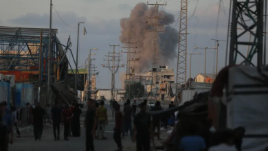 Photo of شهداء وجرحى بغارات إسرائيلية على غزة واشتباكات ضارية بدير البلح