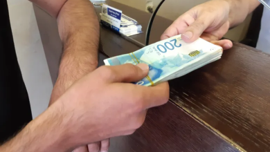 Photo of تنظيف الأوراق النقدية البالية.. شريان حياة جديد في غزة