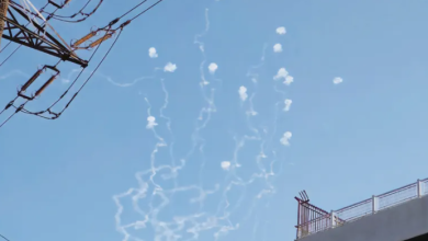 Photo of مقتل إسرائيلي وإغلاق شوارع بالجليل خشية تسلل وصواريخ تضرب حيفا