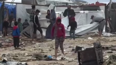 Photo of خيام النازحين تتطاير بسبب الرياح والبرد في شاطئ دير البلح وسط قطاع غزة (شاهد)