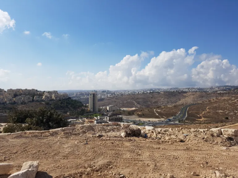 إطلالة من منزل يوسف أبو طير على مستوطنة جبل أبو غنيم التي أقيم جزء منها على أراضي أم طوبا