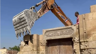 Photo of مصريون يضطرون لنبش قبور أحبائهم لإنقاذ رفاتهم من “جرافات التطوير”