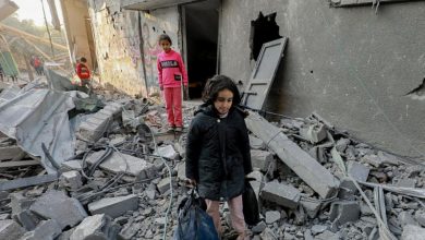 Photo of الحرب على غزة.. الاحتلال يستهدف نازحين بمخيم البريج ويواصل انتهاك الهدنة في لبنان