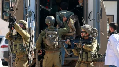 Photo of التصعيد الإسرائيلي بالضفة الغربية: دهم واعتقال ومستوطنون يغلقون مدخل قرية