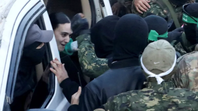 Photo of هدايا تذكارية وشهادات إفراج للأسيرات.. إبداع جديد في الحرب الإعلامية (شاهد)