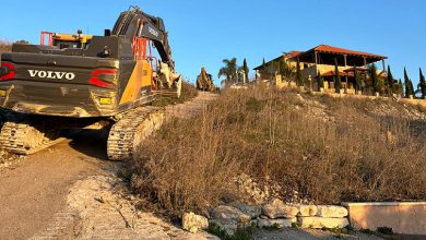 Photo of تلافيا لتغول السلطات والغرامات الباهظة.. الشاب محمد اغبارية من مصمص يقوم بهدم بيته