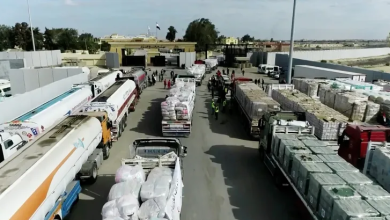 Photo of غزة تستقبل المساعدات وتنتشل الشهداء في اليوم الثاني للهدنة