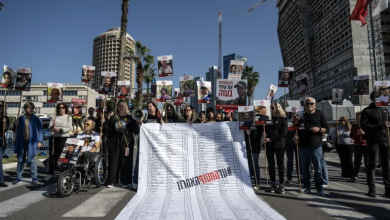 Photo of عائلات الأسرى تغلق طريقا رئيسيا بتل أبيب والحكومة تبحث ملف الصفقة