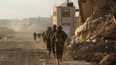 Photo of الجيش الإسرائيلي: سنواصل هجماتنا على غزة حتى نتسلم قائمة الرهائن… حماس: ملتزمون بالاتفاق والتأخير لأسباب فنية