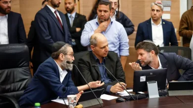 Photo of العشرات يتظاهرون بإسرائيل ضد صفقة التبادل