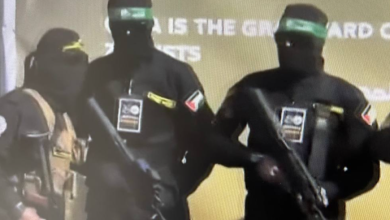 Photo of عناصر القسام بسلاح نخبة الجيش الإسرائيلي “تافور” خلال تسليم الأسيرات