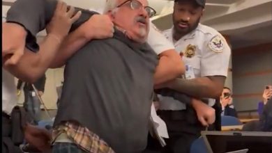 Photo of شاهد.. صحفيون يقاطعون مؤتمرا لبلينكن ويصفونه بالمجرم